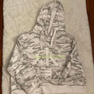 Camo crop hoodie